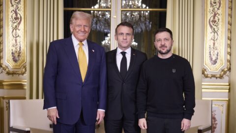 Donald Trump, Emmanuel Macron a Volodymyr Zelenskyj se sešli u příležitosti znovuotevření Notre-Dame v prosinci 2024.