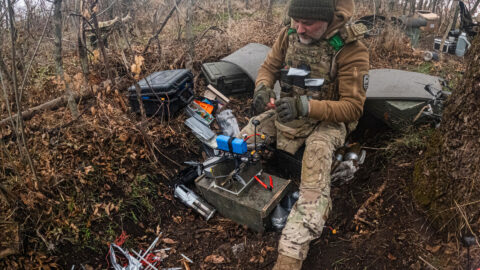 Jednotka připravuje jeden dron za druhým