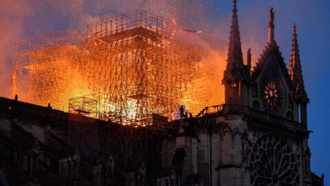 Katedrálu Notre-Dame zachvátily plameny.