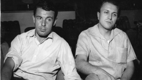 Ján Roháč (vpravo) pracoval původně s Milošem Formanem už na vzniku filmu Kdyby tisíc klarinetů (1964), nakonec ale spolu režírovali až televizní jazzovou operu Suchého a Šlitra Dobře placená procházka (1966)