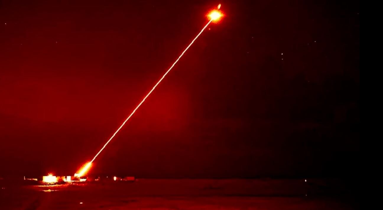 Při zkouškách na střelnici Ministerstva obrany Hebrides se systému DragonFire (LDEW) podařilo poprvé ve Velké Británii odpálit vysoce výkonnou laserovou zbraň proti vzdušným cílům.