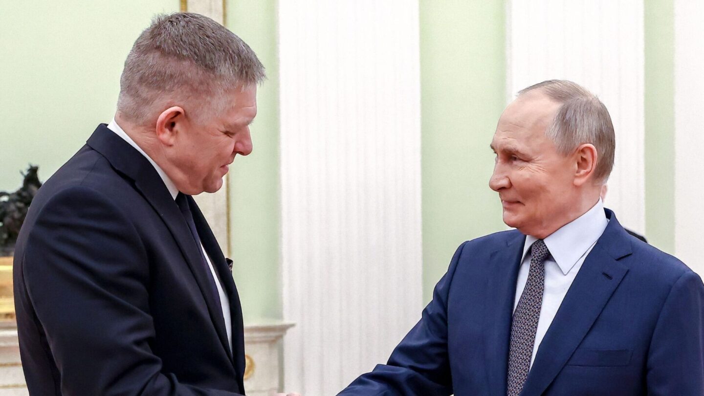 Slovenský premiér Robert Fico při jednání s ruským diktátorem Vladimirem Putinem v Moskvě (22. prosince 2024).