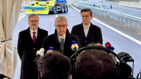 Při slavnostním otevření dálnice D4 se vedle sebe nečekaně postavili premiér Petr Fiala, ministr dopravy Martin Kupka (oba ODS)
a bývalý šéf resortu dopravy Karel Havlíček (ANO)