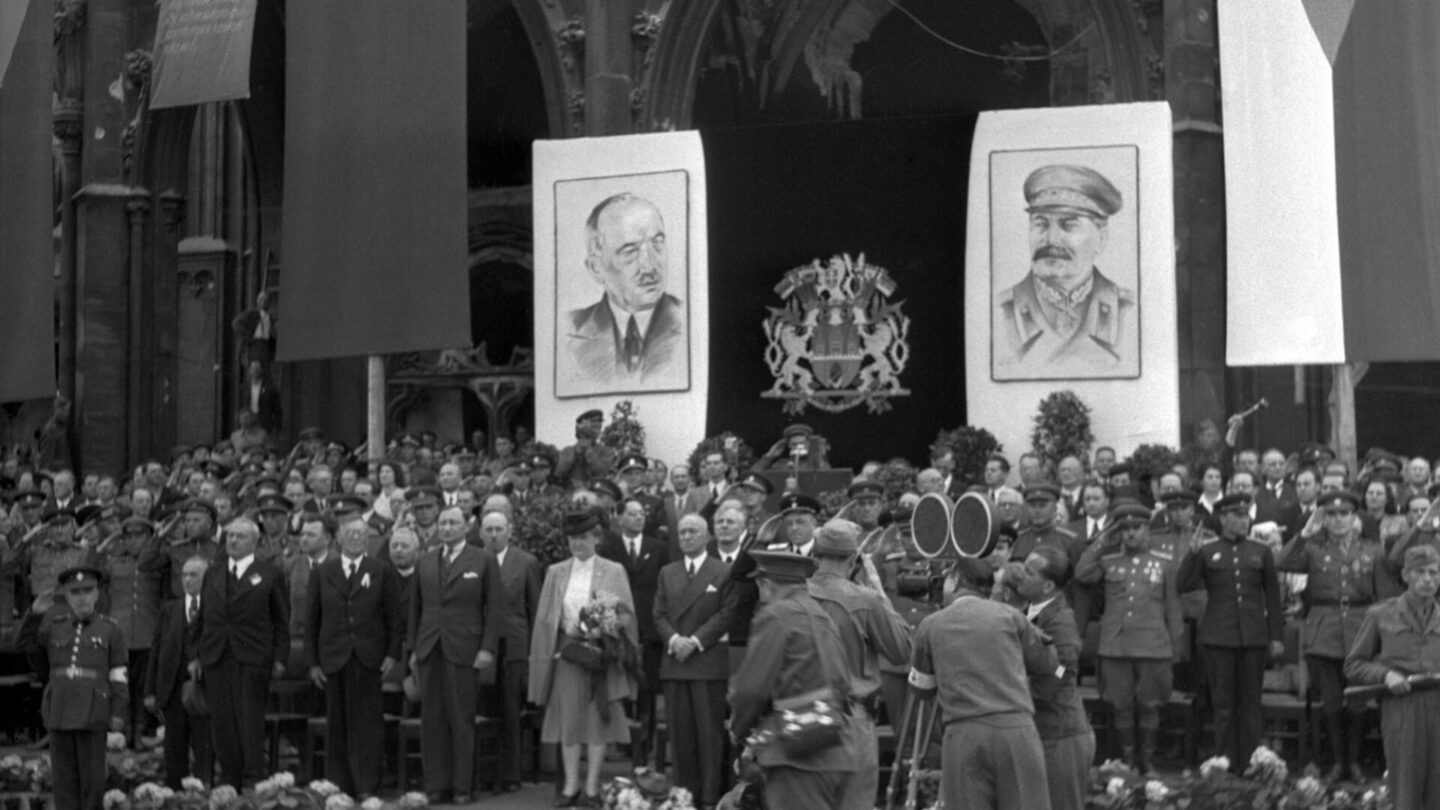 Návrat prezidenta republiky Edvarda Beneše do vlasti a jeho přivítání
před Staroměstskou radnicí v Praze (16. květen 1945)