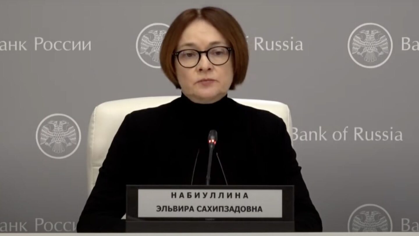 Guvernérka Nabiullina na tiskové konferenci na konci února 2022.