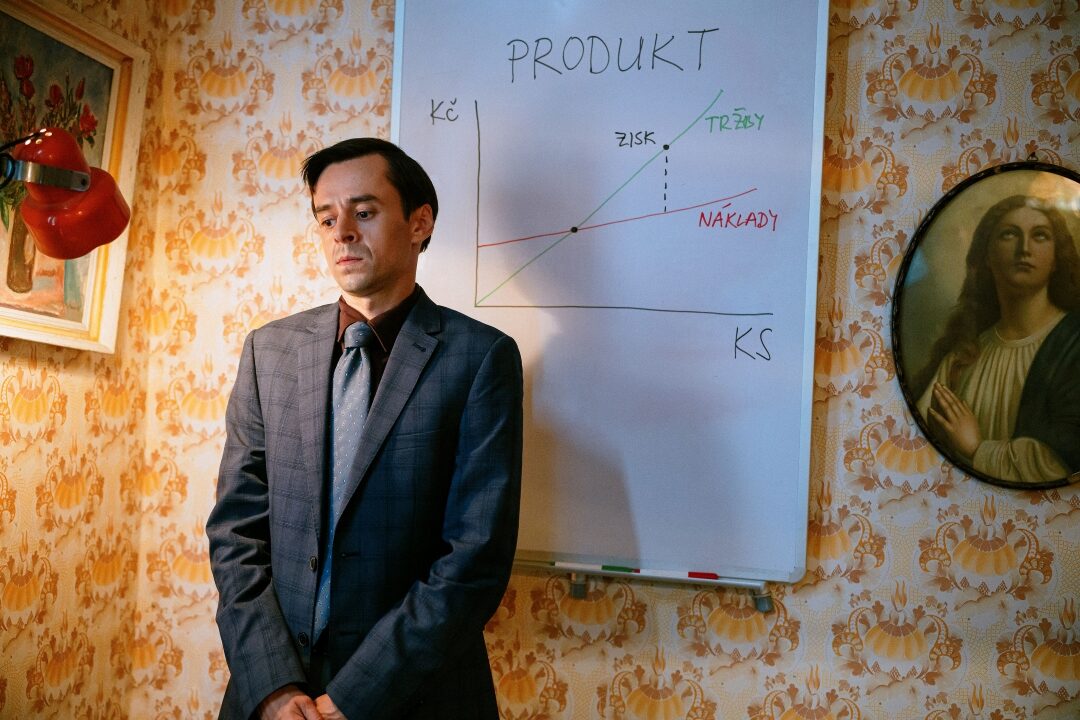 Jan Hofman jako ambiciózní, ale nesmělý ekonom Marek.