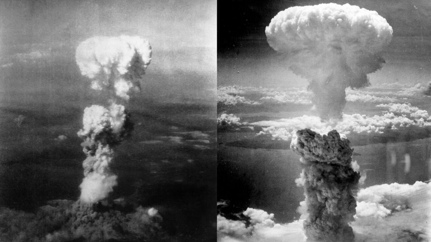 Atomové hřiby nad japonskými městy Hirošima (vlevo) a Nagasaki po svržení jaderných bomb.