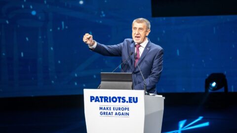 Andrej Babiš (ANO) řečnil v únoru 2025 na sletu Patriotů pro Evropu.