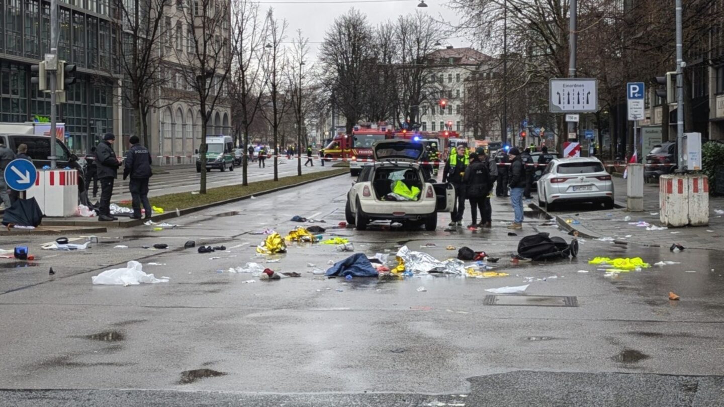 V Mnichově vjelo ve čtvrtek auto do davu demonstrantů.