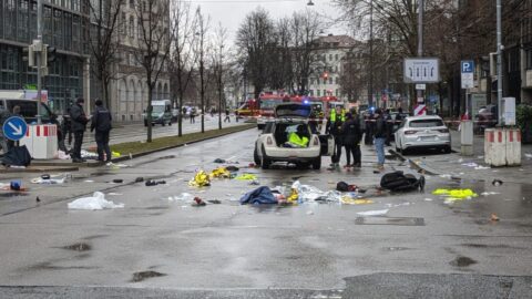 V Mnichově vjelo ve čtvrtek auto do davu demonstrantů.
