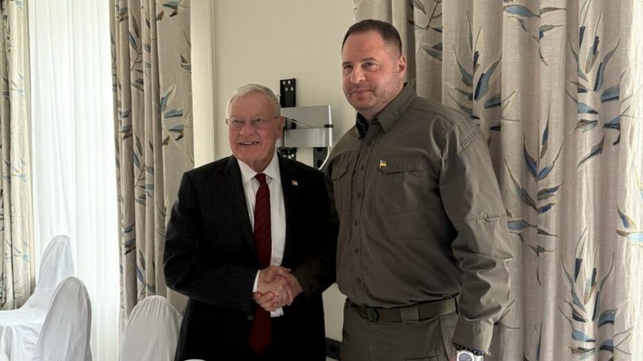 Andrij Jermak behěm schůzky s Keithem Kelloggem.