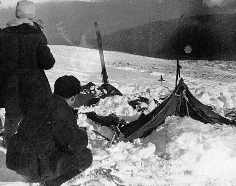 Stan výpravy na fotografii z 26. února 1959, jak jej nalezla pátrací skupina. Stan byl rozříznut zevnitř a většina členů výpravy utekla v ponožkách nebo bosá.