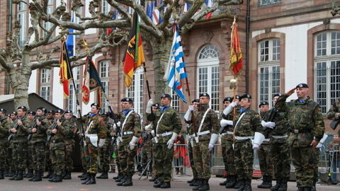 Eurocorps při převzetí zbraní na konci mise v Afghánistánu,