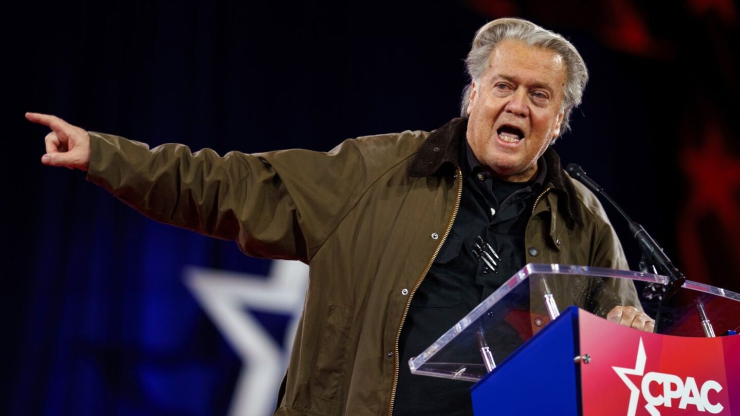 Hajlujícím mužem byl Trumpův bývalý poradce Steve Bannon