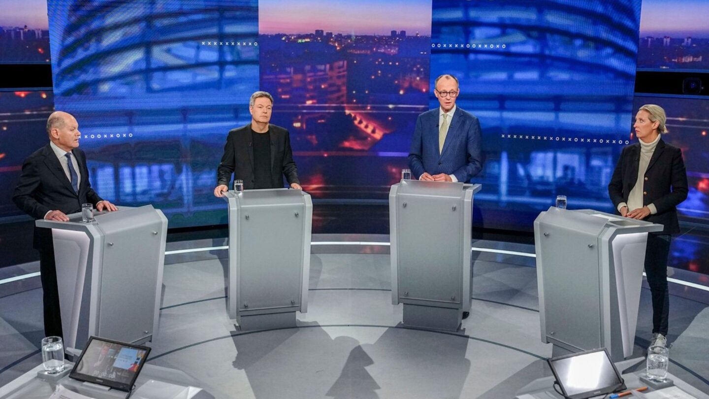 Olaf Scholz (SPD), Robert Habeck (Zelení), Friedrich Merz (CDU/CSU) a Alice Weidelová (AfD) při předvolební debatě.