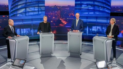 Olaf Scholz (SPD), Robert Habeck (Zelení), Friedrich Merz (CDU/CSU) a Alice Weidelová (AfD) při předvolební debatě.