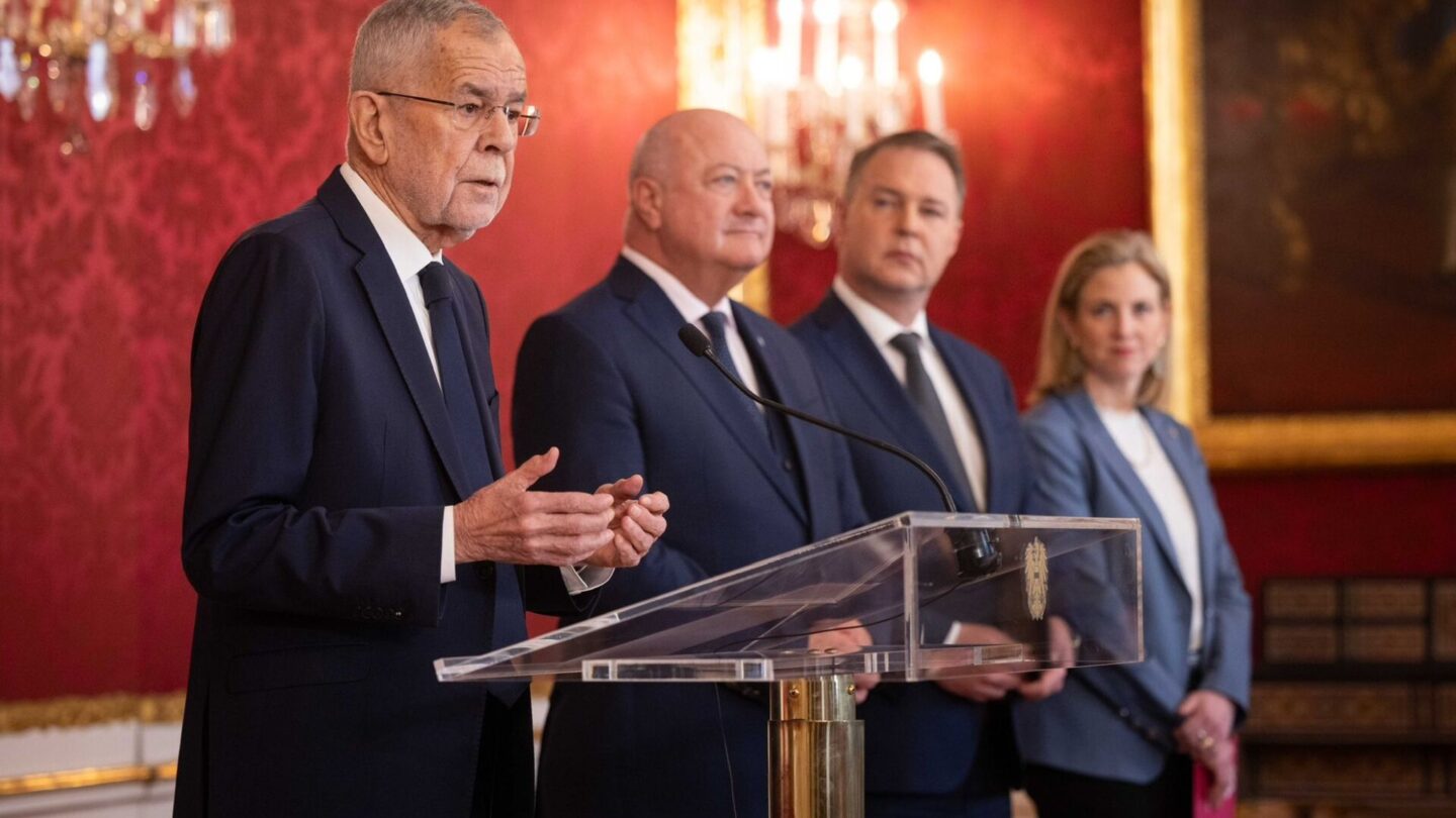 Prezident Alexander Van der Bellen, Christian Stocker (Rakouská lidová strana) , Andreas Babler (Sociálně demokratická strana Rakouska) a Beate Meinl-Reisingerová (NEOS)