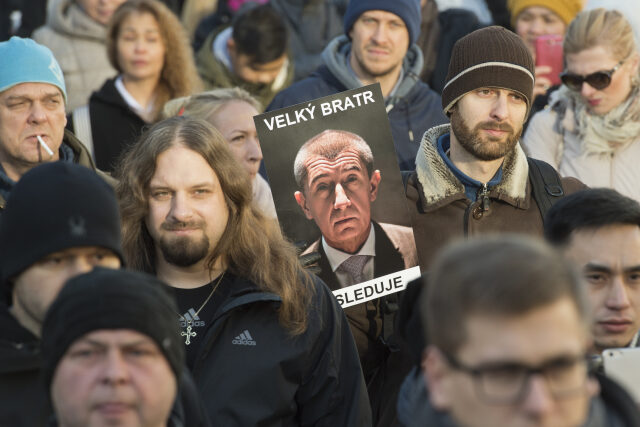 Lidé proti Babišově EET protestují