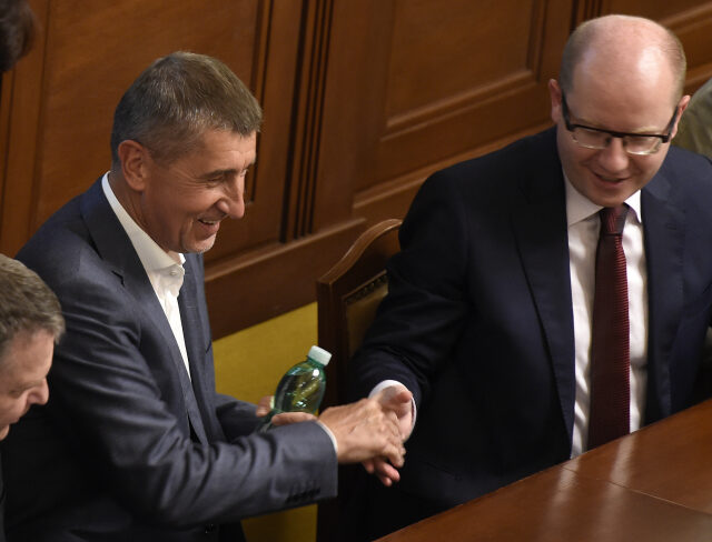 Někdejší ministr financí Andrej Babiš (vlevo) a premiér Bohuslav Sobotka