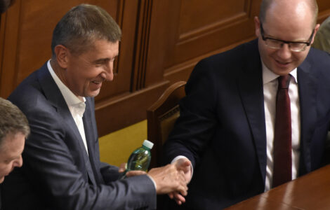 Někdejší ministr financí Andrej Babiš (vlevo) a premiér Bohuslav Sobotka