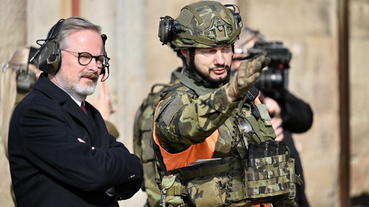 Návštěva premiéra Petra Fialy (ODS) u 4. brigády rychlého nasazení v Žatci při příležitost 26 let od vstupu Česka do NATO.