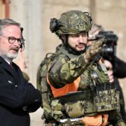 Návštěva premiéra Petra Fialy (ODS) u 4. brigády rychlého nasazení v Žatci při příležitost 26 let od vstupu Česka do NATO.