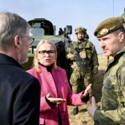 Návštěva premiéra Petra Fialy (ODS) u 4. brigády rychlého nasazení v Žatci při příležitost 26 let od vstupu Česka do NATO.