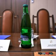 Premiér na sociálních sítích ukázal, že Babiš a Okamura nedorazili na schůzku lídrů sněmovních stran. Doplnil to slovy: „Ti, kteří měli přijít, nepřišli.“