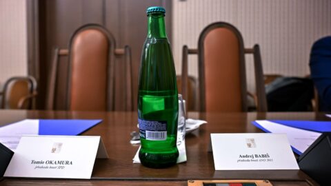 Premiér na sociálních sítích ukázal, že Babiš a Okamura nedorazili na schůzku lídrů sněmovních stran. Doplnil to slovy: „Ti, kteří měli přijít, nepřišli.“