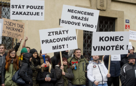 Svaz obchodníků s vínem a společnost Korbelus s.r.o., která se zabývá obchodem se sudovým a lahvovým vínem, uspořádali 11. prosince v Praze demonstraci proti novele zákona o vinařství a vinohradnictví.