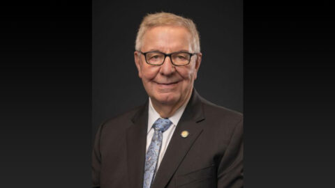 Americký politik Ray Holmberg.