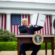 Americký prezident Donald Trump při oznámení zavedení cel.