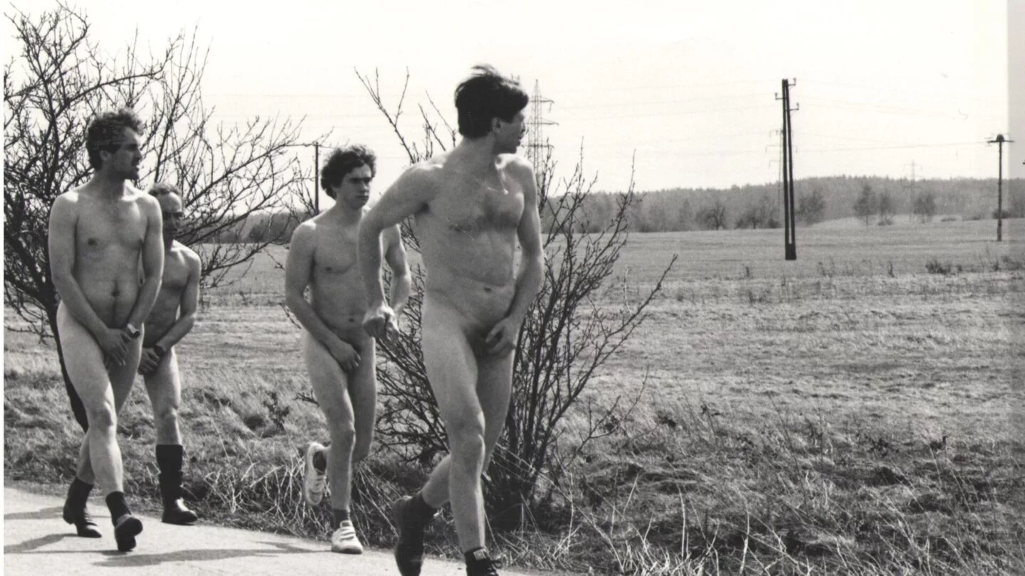 Bony a klid (1987): veksláckou partu svlékli konkurenti doslova do naha. Zleva Hary (Tomáš Hanák), Bankéř (Miloslav Kopečný), Martin (Jan Potměšil) a Richard (Josef Nedorost) na potupné cestě z nevydařeného kšeftu.