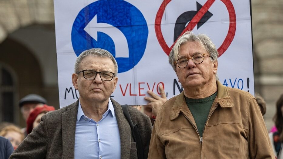Lubomír Zaorálek a Libor Rouček na celodenní stávce akademiků kvůli mzdám a finanční situaci vysokých škol.