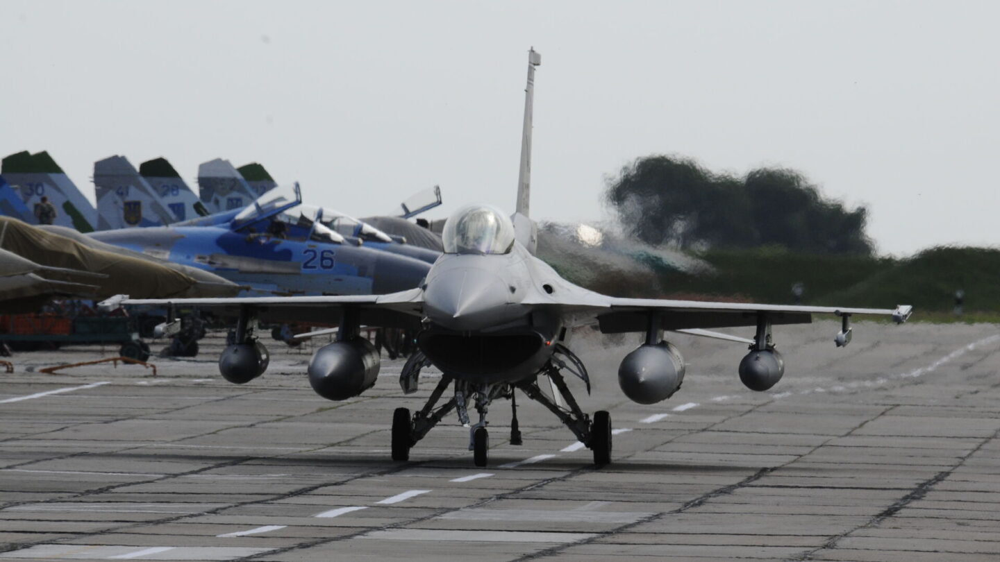 Letoun F-16 během cvičení na Ukrajině v roce 2011.