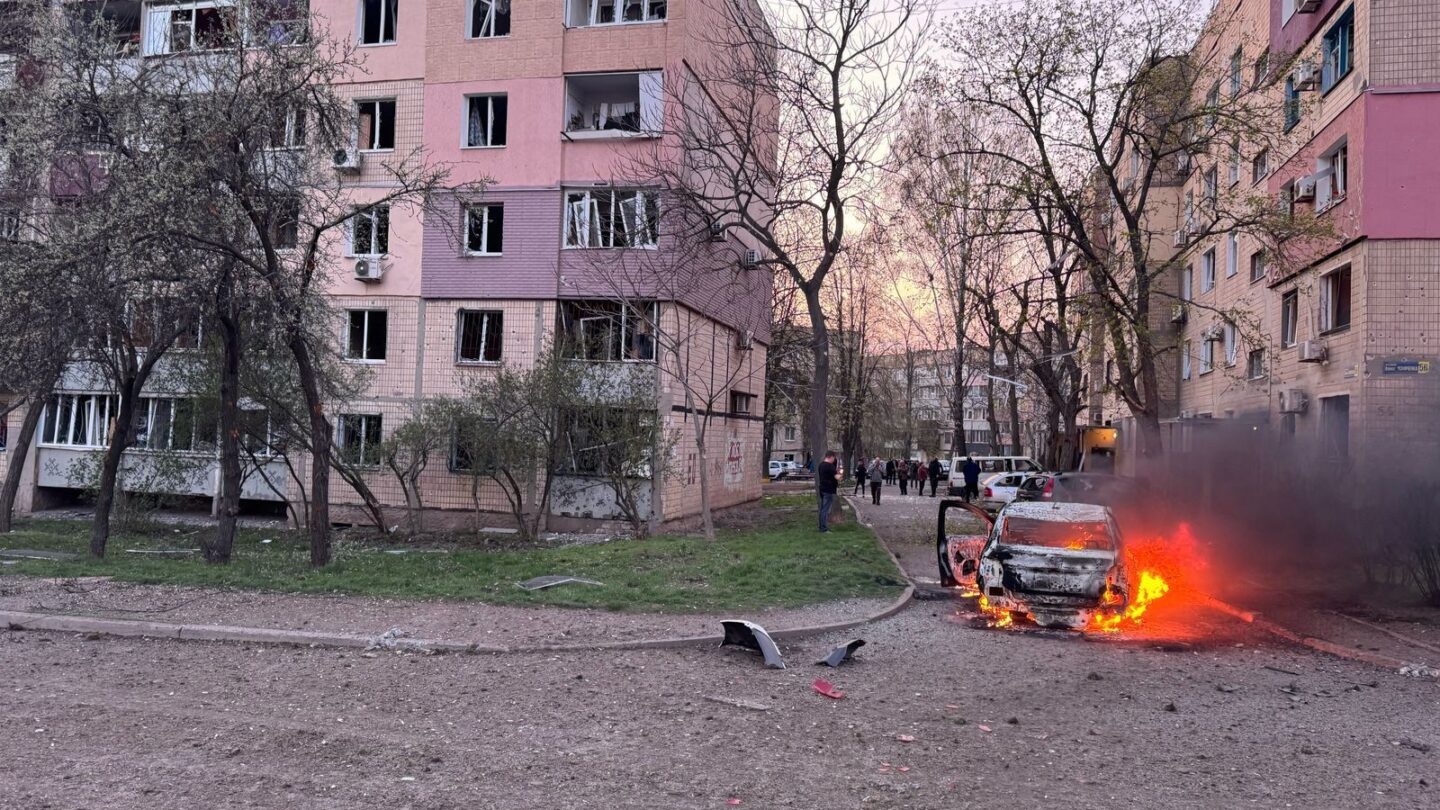Ukrajinské město Kryvyj Rih zasáhla v pátek 4. dubna ruská raketa. Zabila nejméně 20 lidí, včetně devíti dětí.