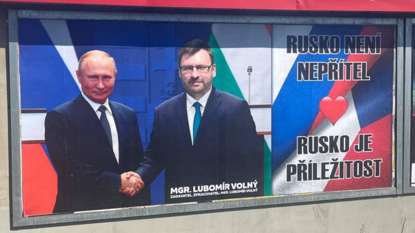 Bývalý poslanec Volný vyvěsil billboardy s Putinem.