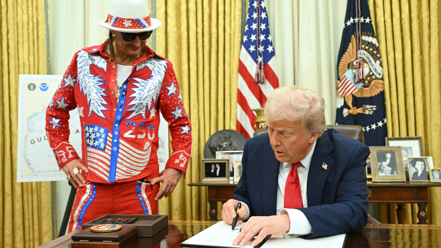 Americký prezident Donald Trump v Oválné pracovně při podpisu jednoho z mnoha exekutivních příkazů. Tentokrát z hudebníkem Kidem Rockem.