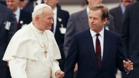 Prezident republiky Václav Havel vítá na letišti v Praze-Ruzyni papeže Jana Pavla II. (21. duben 1990).