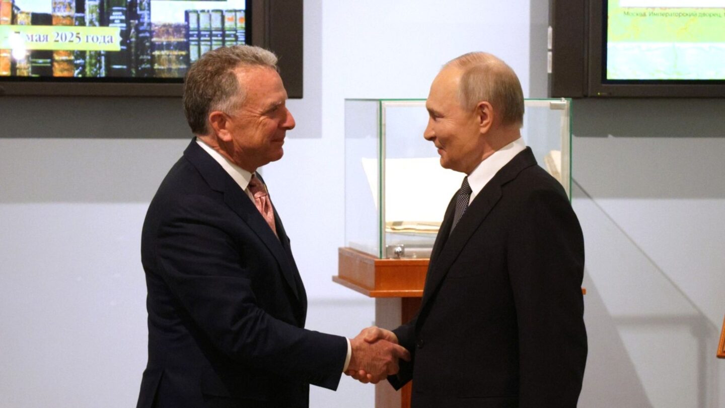 Ruský prezident Vladimir Putin před jednáním se zvláštním americkým vyslancem Stevem Witkoffem v Petrohradě.