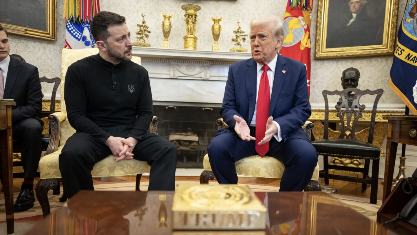 Ukrajinský prezident Volodymyr Zelenskyj se svým americkým protějškem Donaldem Trumpem během setkání v Oválné pracovně v únoru 2025.