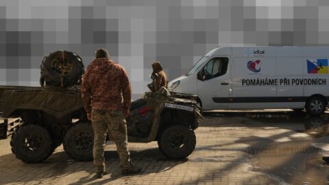 Ukrajinští vojáci zkoumají evakuační šestikolku od českých dobrovolníků.