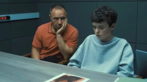 Obviněný teenager Jamie Miller (Owen Cooper) se svým otcem (Stephen Graham)