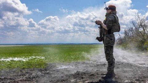 Česká dobrovolnice bojuje v řadách 60. samostatné ukrajinské brigády jako operátorka dronů.