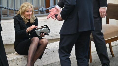 Jill Bidenová se zvedá za pomoci manžela