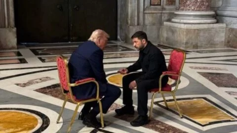 Volodymyr Zelenskyj s Donaldem Trumpem na pohřbu papeže Františka.