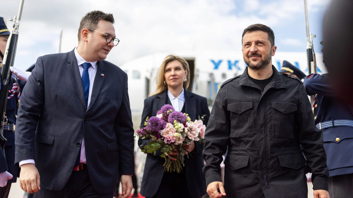 Ukrajinský prezident Volodymyr Zelenskyj s manželkou Olenou přistál v Praze. Na Letišti Václava Havla jej přivítal ministr zahraničí Jan Lipavský (nestr.).