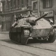 Ustupující německý stíhač tanků, tzv. Hetzer, na dnešní Francouzské ulici na Vinohradech