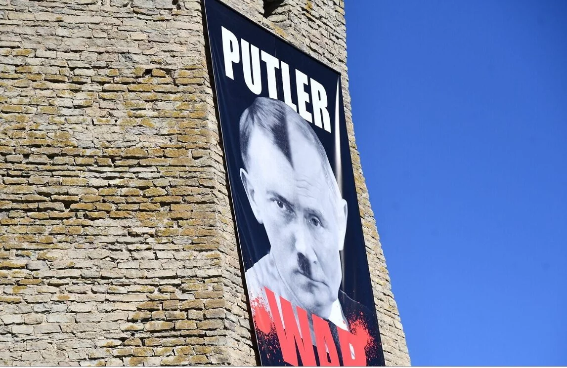 V estonské Narvě byl vyvěšen plakát přirovnávající Putina k Hitlerovi.