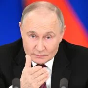 Ruský prezident Vladimir Putin během noční tiskové konference k nabídce příměří na Ukrajině.